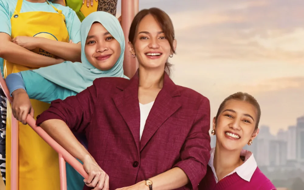 Katia bersama tim ART agensinya, dari film Agensi Rumah Tangga