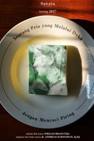 Seorang Pria yang Melalui Duka dengan Mencuci Piring