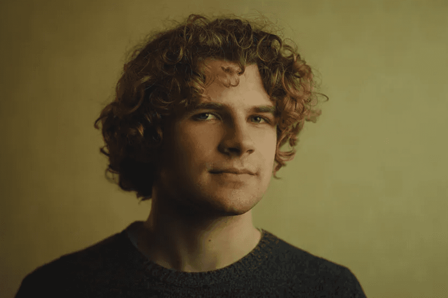 Mengenal Kane Parsons, Sutradara 20 Tahun di Balik Film 'Backrooms'