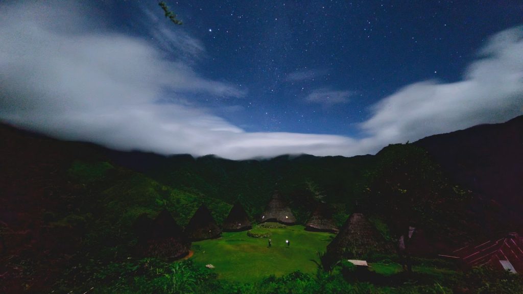 Pemandangan Langit Berbintang di Desa Wae Rebo. Foto: Ovan Hendrajad Kurniawan