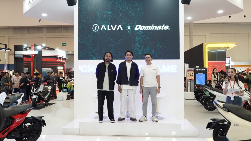 Foto 2 KiriKanan Renaldi Morteza Founder Dominate Ardila Ramadhan Founder Dominate Putu Swaditya Yudha selaku Chief Marketing Officer ALVA saat sesi peluncuran kolaborasi ALVA x Dominate di IMOS 2025 Volix ALVA
